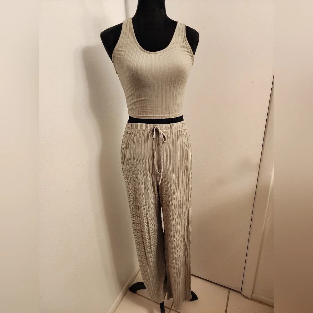 🪴 3-Piece Ribbed Lounge Set – Light Green (Small) - Picture 2 of 9